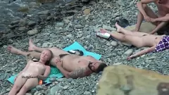 Abspielen Europäische Amateur-Nudisten vor der Kamera in heißer Voyeur-Zusammenstellung gefilmt