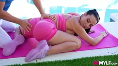 Reproducir La MILF tetona Sandy Love se pone sudorosa en una intensa sesión porno de entrenamiento