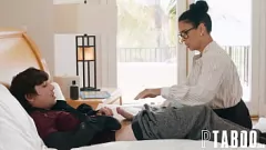 Reproducir La mano amiga del profesor: la primera mamada POV de una pequeña adolescente con Dana Vespoli y Ricky Spanish