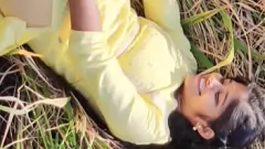 Putar Desi bhabhi riya dengan setelan kuning dibajak di ladang