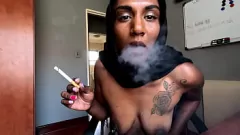 Jouer Desi Girl en bas et tatouage étrolatif des étapes de Fishnet lors de l'utilisation du jouet sexuel