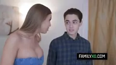 Reproduzir Peituda Milf Britney Amber's Taboo Kitchen Encounter com seu enteado