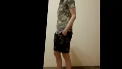 Reproduzir O egoísta maduro consome o pau do jovem soloBoy na lição de sexo ed