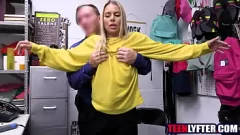 Reproduzir Petite Blonde adolescente é pego roubando e fodido hardcore