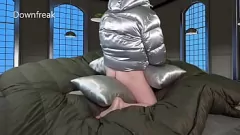 Reproducir Masturbación de almohada de satén y semen en la chaqueta de súper hojaldre