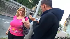 Reproduzir A loira gordinha BBW monta um pau enorme com sua bunda enorme