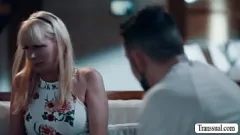 播放 T-Girl Stepmom无法抵抗继子的大家伙