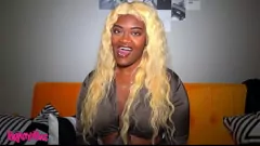 Играть BBW Богиня Ebony соблазняет и трахает интервьюера на уютном желтом диване