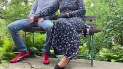 Reproduzir Fetiche público ao ar livre MILF Handjob Cum Milf para marido