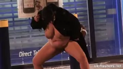 Afspelen Britse mollige MILF stapt uit met een dildo in het openbaar