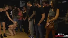 Putar Babe Eropa yang Tunduk dalam Adegan Grup yang Ramai: Dominasi Anal, Blowjob, dan Lilin Panas