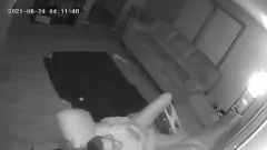 播放 饥渴熟妇在沙发上用手指抚摸自己的隐藏摄像头场景