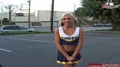 Reproducir Diminuta rubia líder de barrackloss adolescente se da la vuelta para tener sexo en un coche