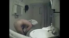 Abspielen Schneiden Sie den in der Dusche anfallenden Strauch nach unten