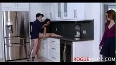 Oynat Annem gf'den daha iyi sikikleri ve ona talimat veriyor! o ne lan
