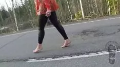 Odtwórz Piękna rudowłosa Elena spacer na bosaka o oddzielnym 1- www.jollyfeetvideo recording.com