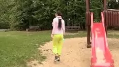 Reproducir Dividirse para orinar en un parque populacho, los frentes de vidrio son una situación desagradable