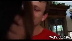 Reproducir chico satisface dos faldas