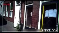 Putar Bayi tit kecil menggoda batang besar